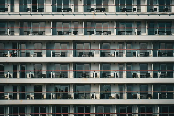 Quels sont les avantages de louer une maison de vacances en Norvège avec des excursions en bateau et des cours de survie?